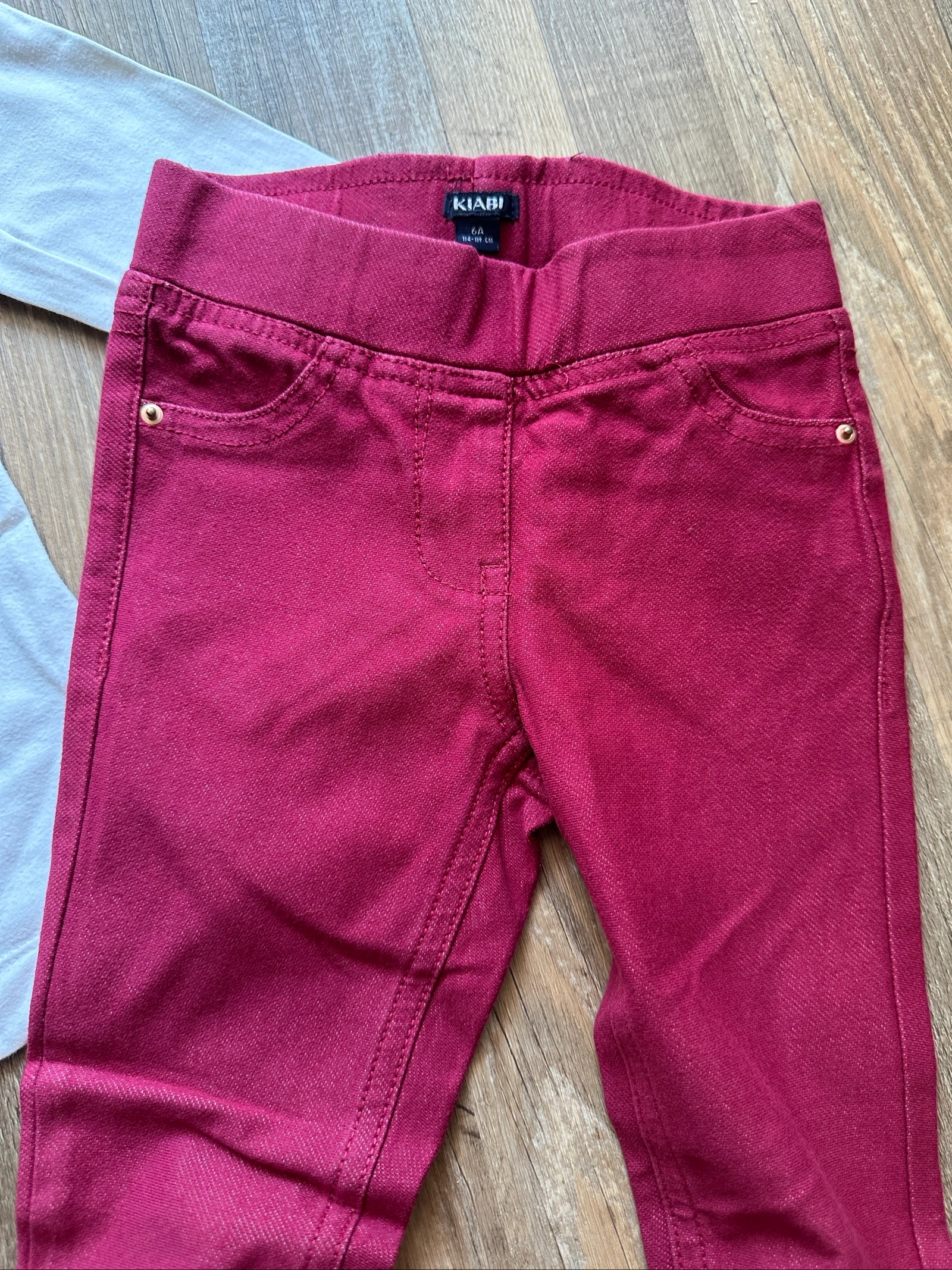 Conjunto para menina de 6 anos blusa branca com estampa + jegging bordô Kiabi – photo 2